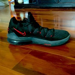 Black Lebron’s LJ2317 lightly used